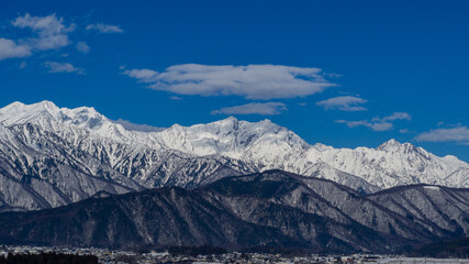快晴の空と冠雪の北アルプス　長野県白馬村