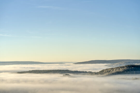 Chateau de M&acirc;lain dans le brouillard