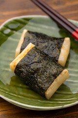 皿に盛られた磯部焼き