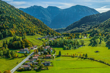 Herbstlicher Ausblick auf den Ettaler Sattel im Naturpark Ammergauer Alpen in Oberbayern