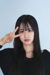 Obraz premium 黒髪の若い女性