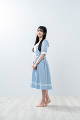 セーラー服を着た女性