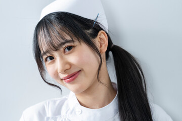 ナース服を着た女性