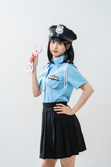 警察官のコスプレをした女性
