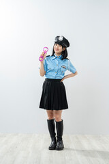 警察官のコスプレをした女性