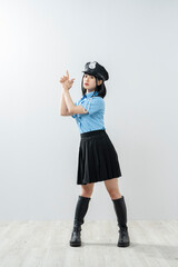 警察官のコスプレをした女性