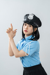 警察官のコスプレをした女性
