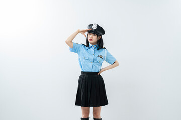 警察官のコスプレをした女性