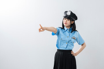 警察官のコスプレをした女性