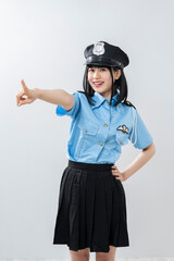 警察官のコスプレをした女性