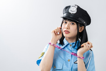 警察官のコスプレをした女性