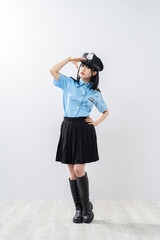 警察官のコスプレをした女性
