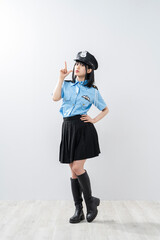 警察官のコスプレをした女性