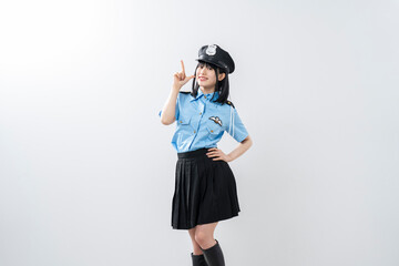 警察官のコスプレをした女性