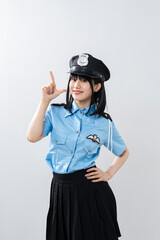 警察官のコスプレをした女性