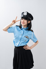 警察官のコスプレをした女性
