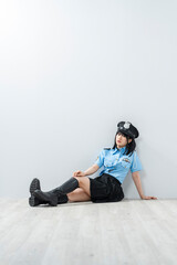 警察官のコスプレをした女性