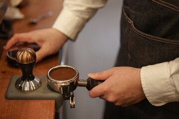 커피머신기에서 커피를 추출하는 모습