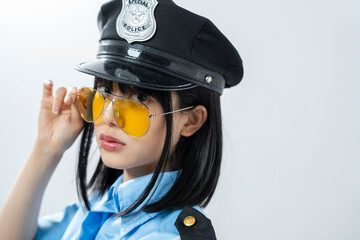 ポリスのコスプレをした女性