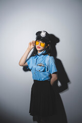 ポリスのコスプレをした女性