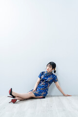 チャイナドレスの女性