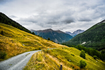 Zernez, Inntal, Inn, Fluss, Wanderweg, Landwirtschaft, Bergwiese, Dorf, Ofenpass, Nationalpark, Herbst, Herbstfarben, Herbstwanderung, Graubünden, Engadin, Alpen, Schweiz