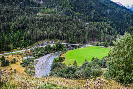 Zernez, Brail, Inntal, Inn, Fluss, Wanderweg, Landwirtschaft, Bergwiese, Dorf, Ofenpass, Nationalpark, Herbst, Herbstfarben, Herbstwanderung, Graub&uuml;nden, Engadin, Alpen, Schweiz