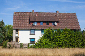 Weisses Wohngebäude an einem Kornfeld, Diepholz, Niedersachsen, Deutschland