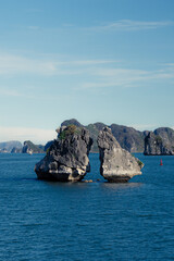 Naklejka premium Amazing kissing chicken rock. One of the best iconic rock in Ha Long Bay, Vietnam. Perfect for background or travel wallpaper