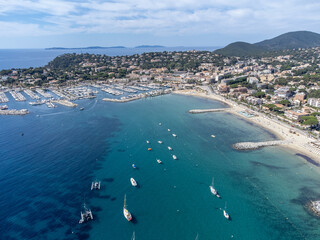 Obraz premium Aerial view on yacht boats, crystal clear blue water of white sandy beach near Cavalaire-sur-Mer, summer vacation on French Riviera, Var, France