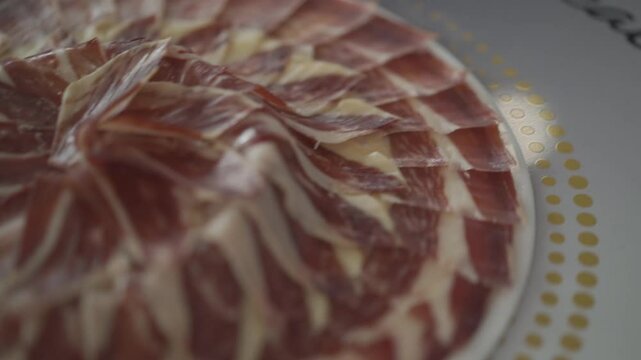 Plato de jam&oacute;n ib&eacute;rico cortado de forma creativa 