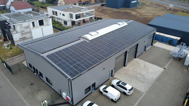 panneaux photovolta&iuml;ques sur batiment - entrep&ocirc;t de stockage - vue arienne