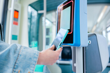  Contactless Payment with Smartphone on Public Transport Validator