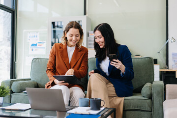 Obraz premium Diverse Business Team Discusses Financial Project Analysis in Meeting.