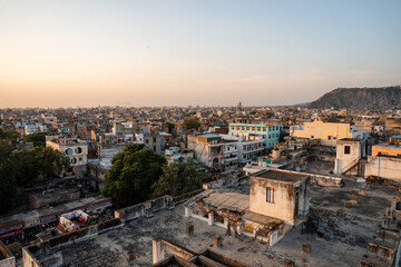 Ausblick über die Stadt Jaipur in Indien bei Sonnenuntergang
