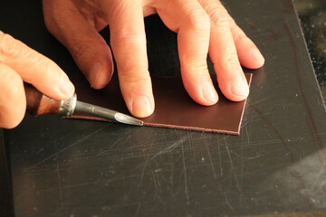 レザークラフトで革のヘリを削る