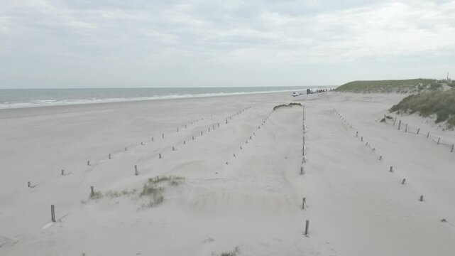 Survol en drone des dunes de la mer du Nord et des am&eacute;nagements pour fier le sable et lutter contre l'&eacute;rosion du sable