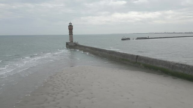 Vu a&eacute;rienne du phare &agrave; l'entr&eacute;e du port de Dunkerque