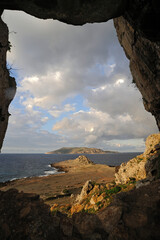 Fototapeta premium Favignana (TP): Punta Faraglione, sullo sfondo l'isola di Levanzo