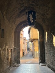 Porte sur rue dans la vieille ville de Millau