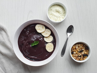 bowl with creamy açaí and banana and  light background