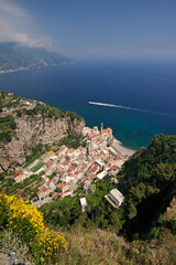Naklejka premium Scala (Sa): vista di Atrani dal sentiero per la Torre dello Ziro