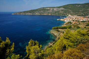 Obraz premium Croazia - Isola di Vis - Komiza: Vista del paese da sud