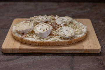 Un plat de nourriture bruschetta poulet miel 