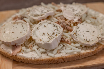 Un plat de nourriture bruschetta poulet miel 