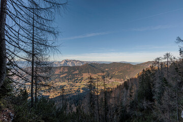 vista panoramica in alta quota su un ambiente naturale di montagna tra le Alpi del nord Italia, vicino al confine con l'Austria, di mattina, in novembre