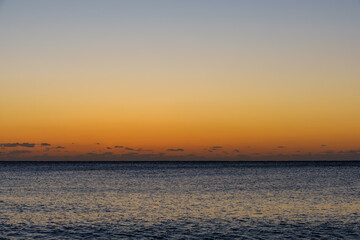 静かな夕焼けと穏やかな海