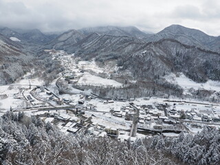 冬の山寺の見事な冬景色と鉄道