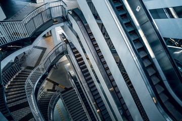 未来的な階段とエスカレーターの構造
Futuristic Structure of Stairs and Escalators
