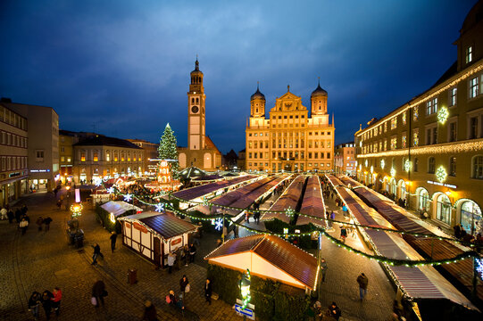 Christkindlesmarkt in Augsburg &ndash; Festliche Atmosph&auml;re vor dem Rathaus und Perlachturm